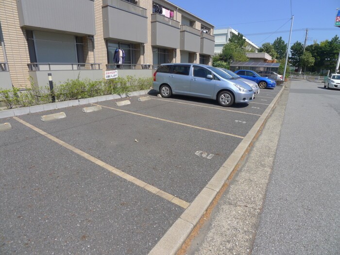 物件外観写真3　(駐車場)