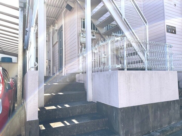 物件外観写真4　(エントランス部分)