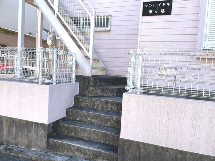 物件外観写真5　(エントランス部分)