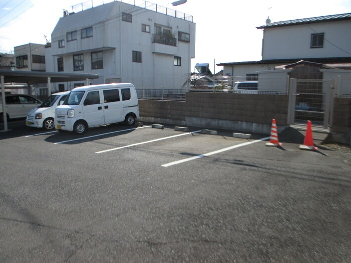 物件外観写真5　(駐車場)