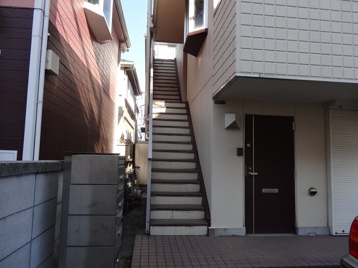 物件外観写真3　(エントランス部分)