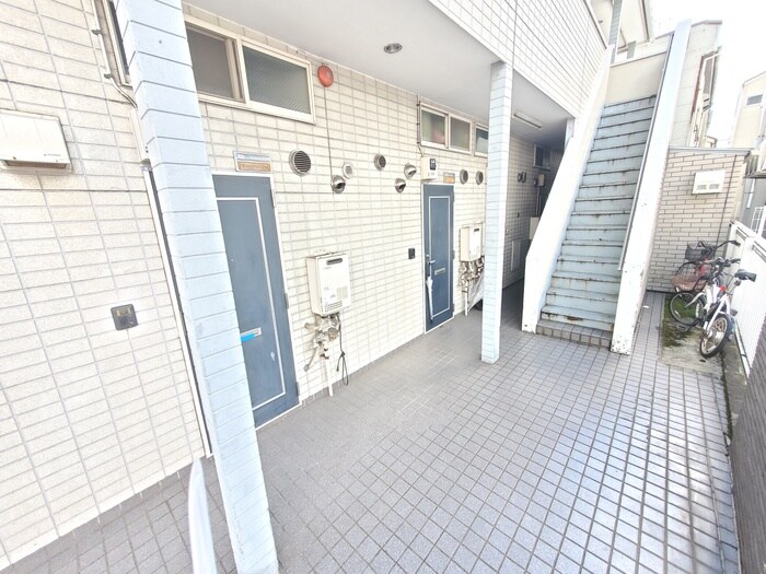 物件外観写真5　(エントランス部分)