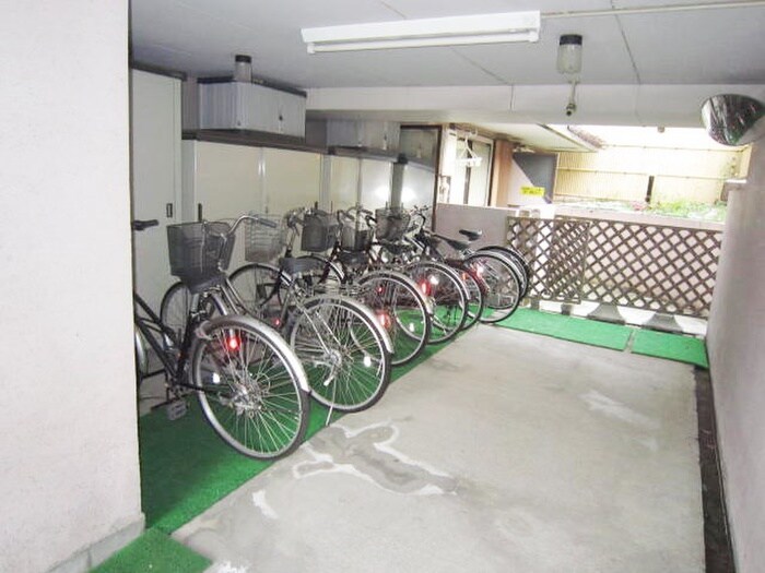 物件外観写真3　(駐輪場)