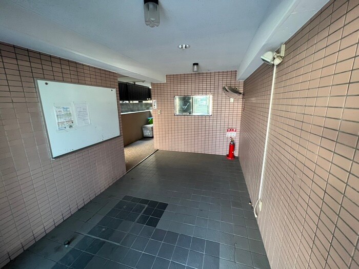 物件外観写真5　(エントランス部分)