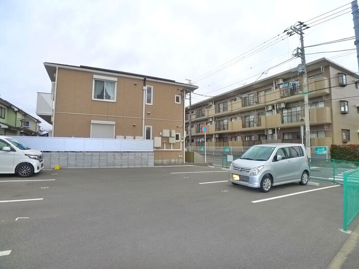 物件外観写真2　(駐車場)