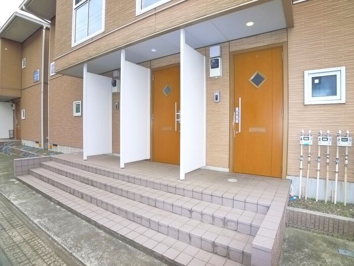 物件外観写真5　(エントランス部分)