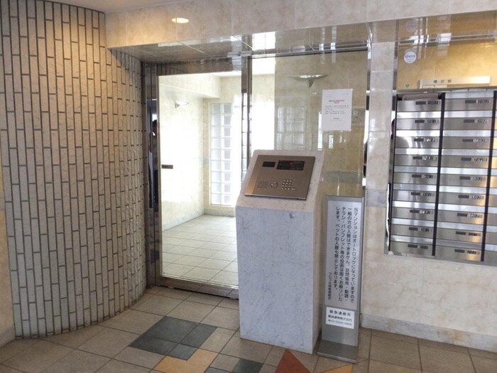 物件外観写真3　(エントランス部分)