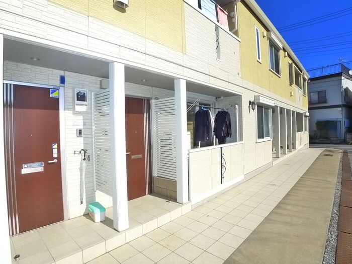 物件外観写真2　(エントランス部分)