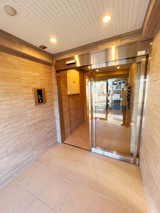 物件外観写真3　(エントランス部分)