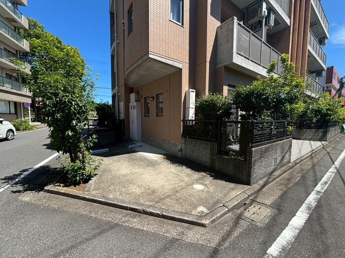 物件外観写真4　(駐車場)