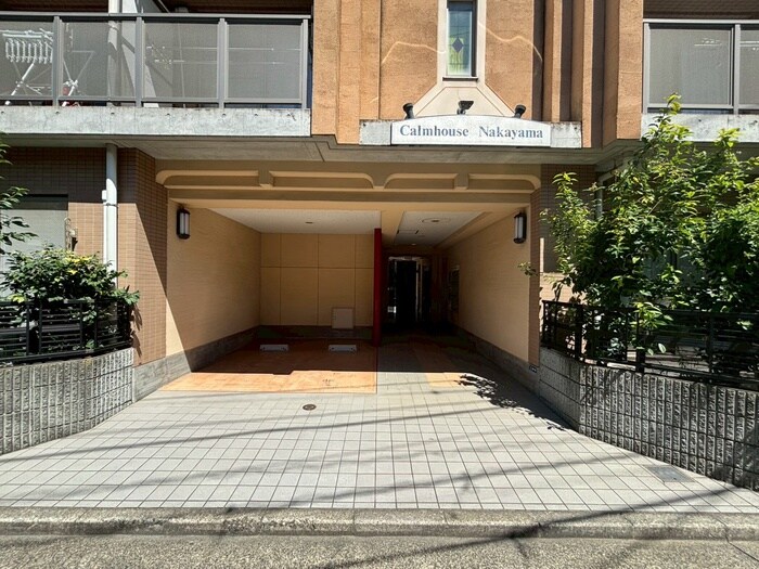 物件外観写真5　(エントランス部分)