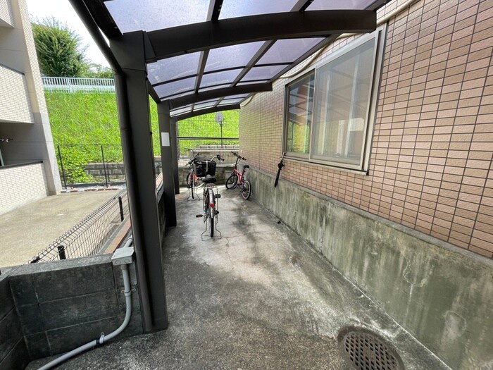 物件外観写真4　(駐輪場)