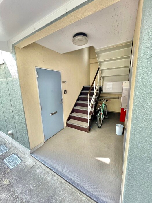 物件外観写真4　(エントランス部分)