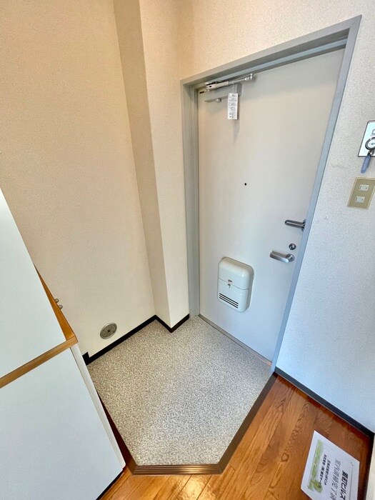 物件内観写真16　(玄関)