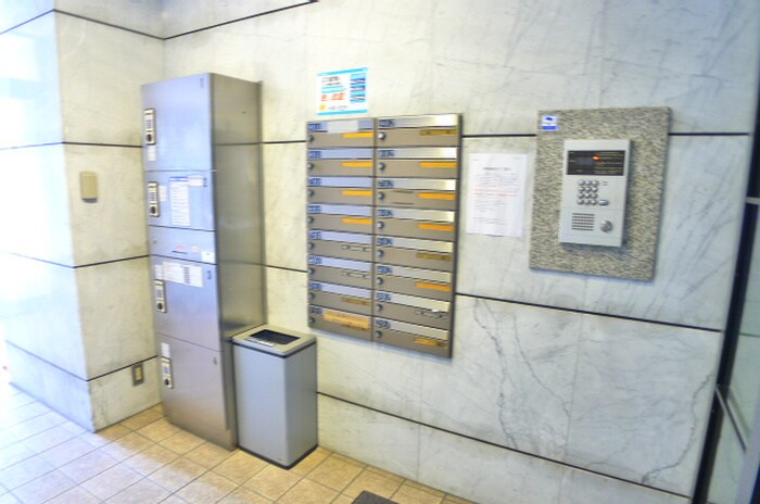 物件外観写真6　(エントランス部分)