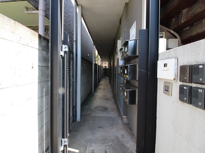 物件外観写真4　(エントランス部分)