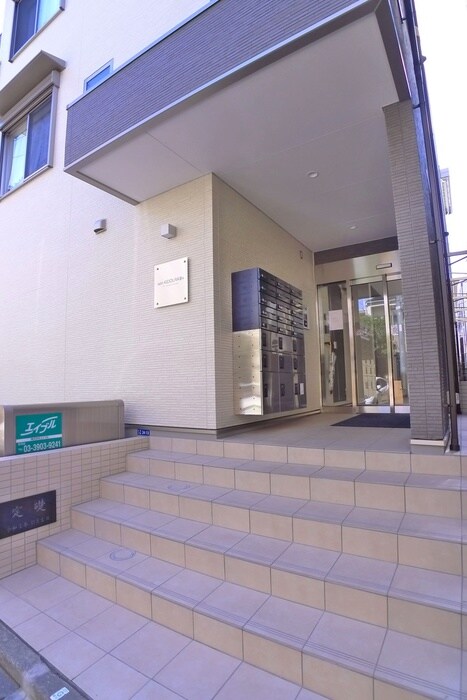 物件外観写真3　(エントランス部分)