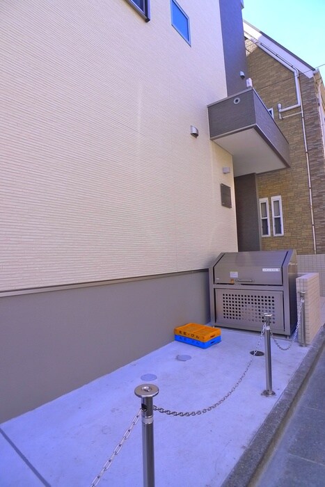 物件外観写真6　(バイク置き場)