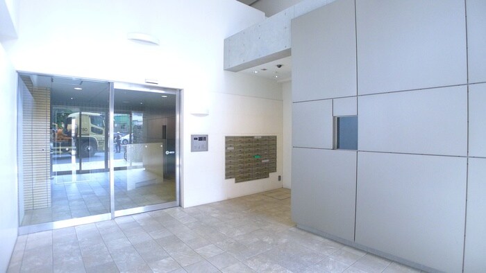 物件外観写真2　(エントランス部分)