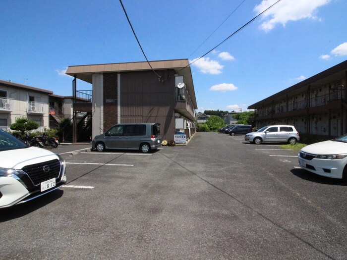 物件外観写真3　(駐車場)