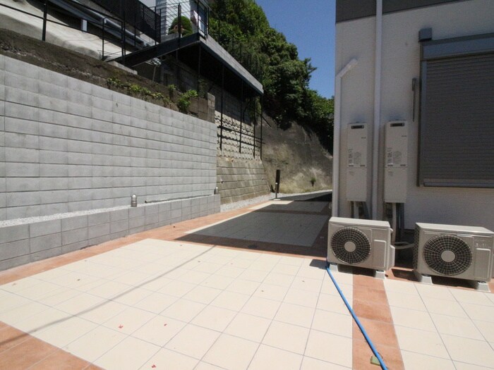 物件外観写真2　(エントランス部分)