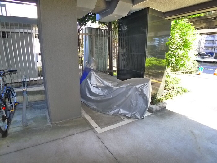 物件外観写真5　(バイク置き場)