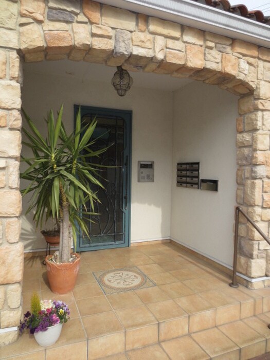 物件外観写真4　(エントランス部分)