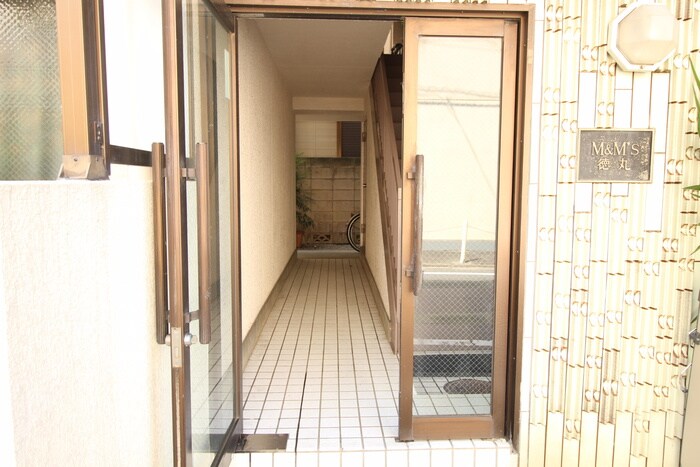 物件外観写真3　(エントランス部分)