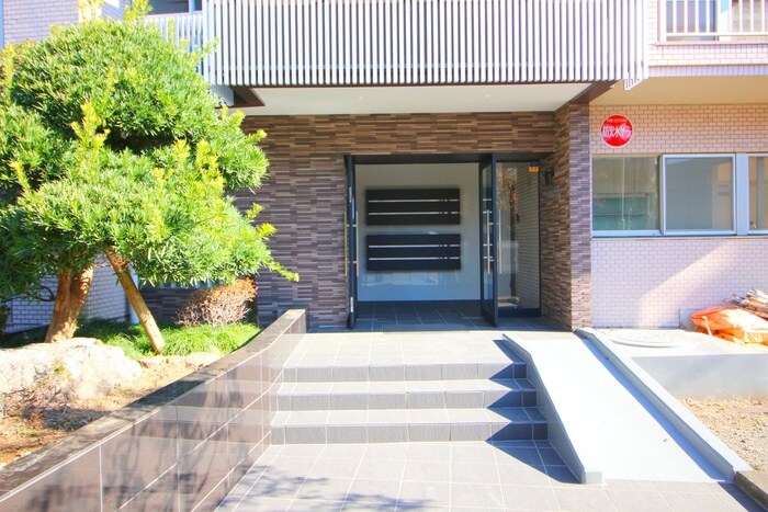 物件外観写真3　(エントランス部分)