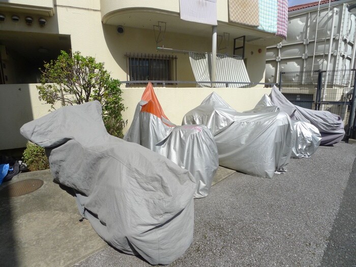 物件外観写真4　(バイク置き場)