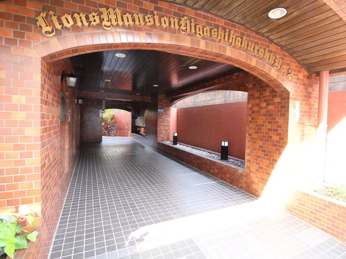 物件外観写真4　(エントランス部分)