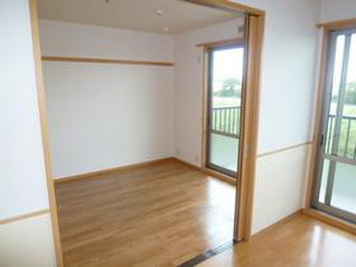 物件内観写真8　(室内からの展望)