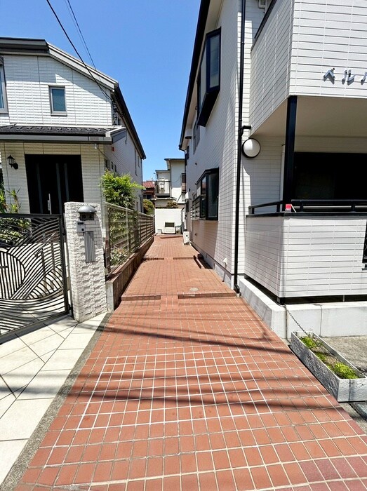 物件外観写真3　(エントランス部分)