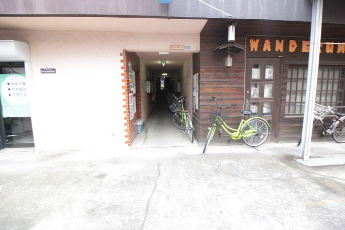 物件外観写真5　(エントランス部分)