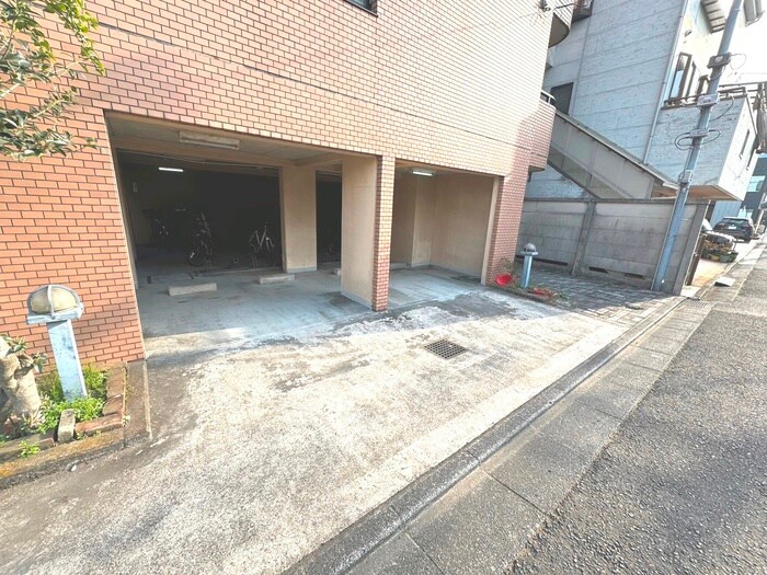 物件外観写真5　(駐車場)