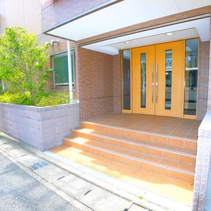 物件外観写真2　(エントランス部分)