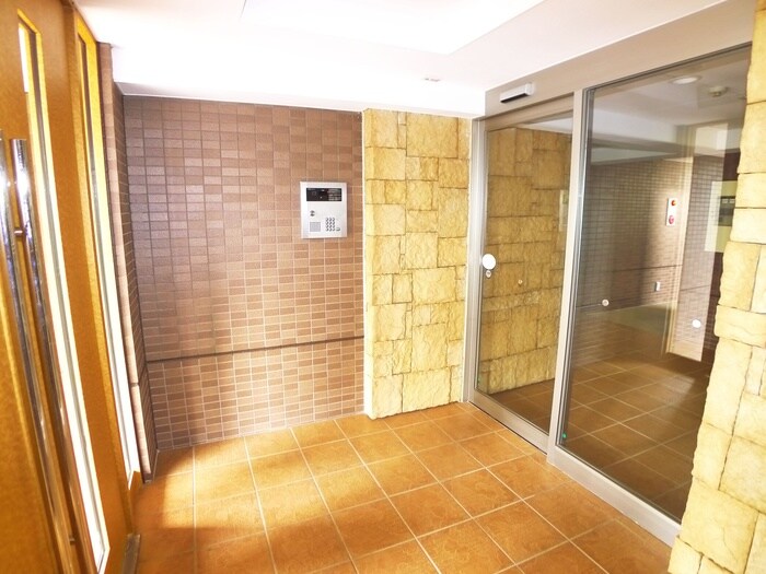 物件外観写真3　(エントランス部分)