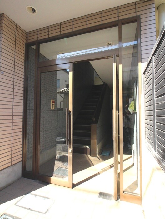 物件外観写真3　(エントランス部分)