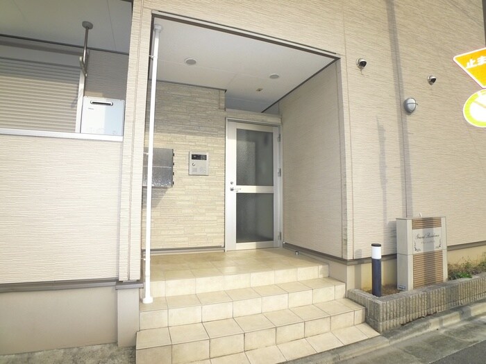 物件外観写真3　(エントランス部分)