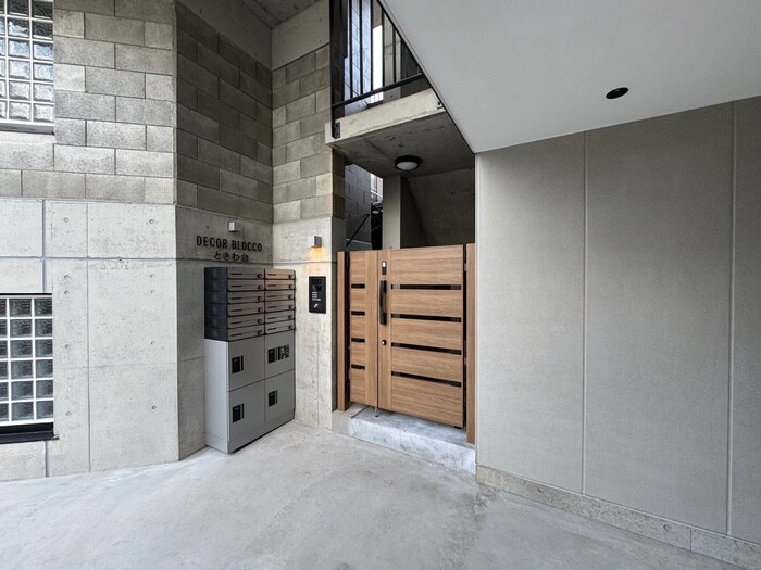 物件外観写真3　(エントランス部分)