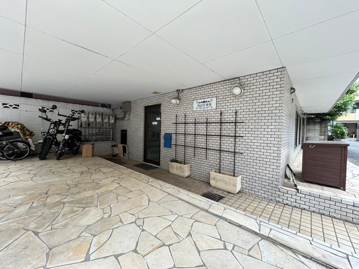 物件外観写真6　(エントランス部分)