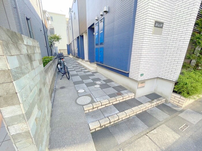 物件外観写真3　(エントランス部分)