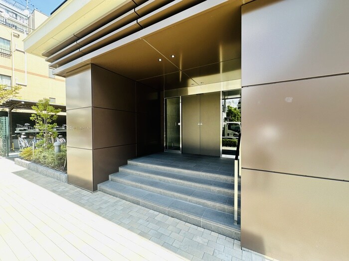 物件外観写真2　(エントランス部分)