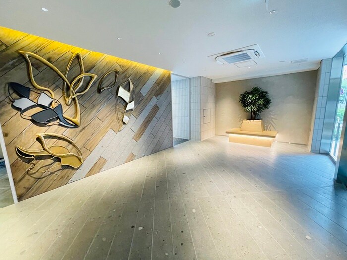 物件外観写真4　(エントランス部分)