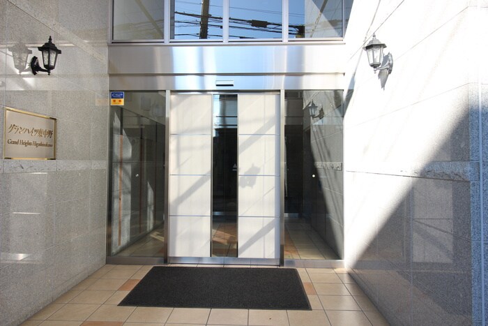 物件外観写真2　(エントランス部分)