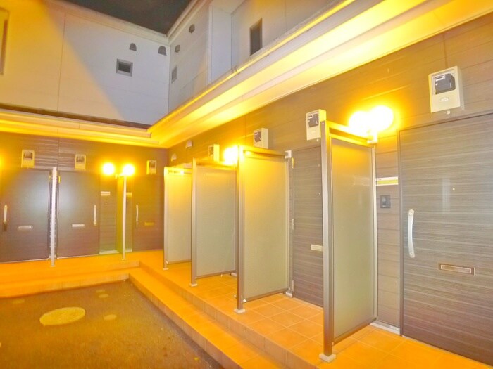 物件外観写真4　(エントランス部分)