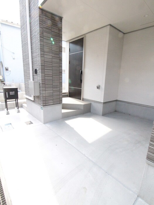 物件外観写真4　(エントランス部分)