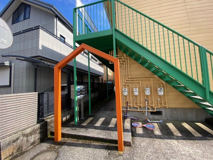 物件外観写真2　(エントランス部分)