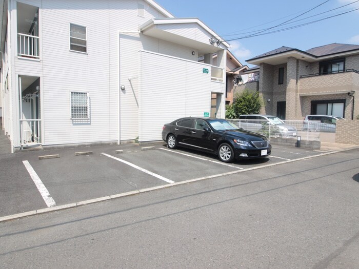 物件外観写真3　(駐車場)