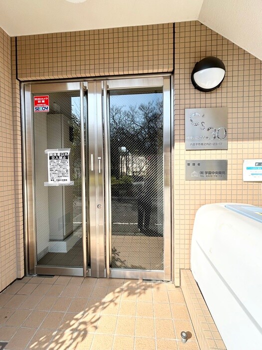 物件外観写真3　(エントランス部分)